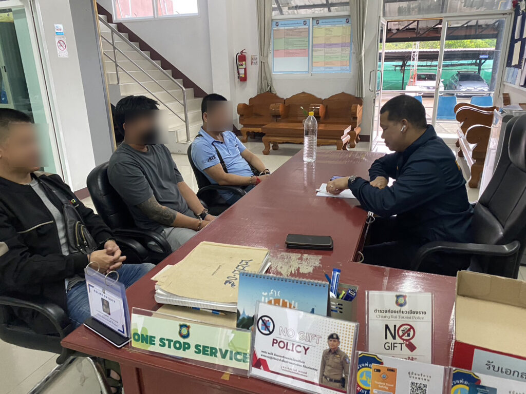 ตม.เชียงราย ตร.ท่องเที่ยว ไล่ล่าจับกุมเครือข่ายขบวนการขนแรงงานต่างด้าว 25 คน รถยนต์กระบะ 3 คัน ผู้ต้องหานำพา 3 ราย
////////////////////////////////////////////////
ก่อนเกิดเหตุ ทางเจ้าหน้าที่ฝ่ายสืบสวน ตม.จ.เชียงราย ได้สืบทราบว่า นายปั่นติ๊ ลุงจอย หรือตี๋ใหญ่ กับพวก มีพฤติการณ์ร่วมกันแบ่งหน้าที่กันพาคนต่างด้าวเข้าสู่พื้นที่ตอนในโดยใช้รถยนต์กระบะหลายคัน หมุนเวียนสับเปลี่ยนกัน จากการเฝ้าสังเกตุและจากการวิเคราะห์ข้อมูลจากระบบตรวจจับทะเบียนยานพาหนะ (LPR) ปรากฎข้อมูลยานพาหนะของกลุ่มขบวนการที่มีการใช้งานหมุนเวียนรับ-ส่ง คนต่างด้าว โดยมีการหมุนเวียนกันทำหน้าที่รับตัวคนต่างด้าวไปส่งยังจุดพักคอยและมีการนำคนต่างด้าวไปพักเอาไว้ที่บ้านพักไม่ทราบเลขที่ ต.ป่าอ้อดอนชัย อ.เมือง จ.เชียงราย ก่อนจะนำส่งไปยังพื้นที่ตอนในของประเทศอีกที โดย พล.ต.ท.อิทธิพล อิทธิสารรณชัย ผบช.สตม.พล.ต.ต.ภาณุมาศ บุญญลักษม์ รอง ผบช.สตม พล.ต.ต.พันธนะ นุชนารถ รอง ผบช.สตม. พล.ต.ต.เกติ์ฉกาจ นิลประดับ ผบก.ตม.5 พ.ต.อ.เอกกร บุษบาบดินทร์ รอง ผบก.ตม.5 พ.ต.อ.สุรศักดิ์ เทียนทอง ผกก.ตม.จ.เชียงราย ได้สั่งการให้ทำการสืบสวนจับกุมเพื่อตัดตอนเครือข่ายขบวนการดังกล่าว กระทั่งเมื่อวันที่ 18 กรกฎาคม พ.ศ.2567 เวลาประมาณ 05.00 น. พ.ต.ท.มนตรี อินเปรี้ยว รอง ผกก.ตม.จ.เชียงราย พ.ต.ท.กฤษณ์ สมณาศักดิ์ สว.ตม.จว.เชียงราย บูรณาการร่วมกับ ตำรวจท่องเที่ยวเชียงราย ชุดสืบสวนกองบังคับการตรวจคนเข้าเมือง 5 สกัดจับรถยนต์กระบะ ยี่ห้อฟอร์ดสีดำทะเบียน จง-4043เชียงใหม่ โดยมีนายแขก ลุงปันอายุ33ปี เป็นผู้ขับขี่และ รถยนต์กระบะยี่ห้อรีโว่แคป สีขาวทะเบียน ยท-6515 จังหวัดเชียงใหม่มีนายจายเล็ก ไม่มีนามสกุล อายุ 38 ปี และรถยนต์นำต้นทางเป็นรถยนต์โตโยต้ารีโว สีดำ ทะเบียนยท-1575 เชียงใหม่ โดยมีนายปั่นติ๊ ลุงจอย อายุ 51ปี ได้ที่บริเวณริมถนนบริเวณหลักทางหลวงสาย 118 (เชียงราย-เชียงใหม่) บริเวณหลัก กม.150 ช่องทางมุ่งหน้าจังหวัดเชียงใหม่ ต.ดงมะดะ อ.แม่ลาว จ.เชียงราย ตรวจพบบุคคลต่างด้าวสัญชาติเมียนมา ทั้งสามคันซึ่งนั่งโดยสารอัดแน่นซ้อนทับกันบริเวณที่นั่งผู้โดยสารตอนหน้า และที่นั่งผู้โดยสารตอนหลังรวมจำนวนทั้ง 3 คันรวมต่างด้าว 25คน โดยมีเด็กผู้ติดตาม 2 คน ส่วนผู้ต้องหานำพาจับได้ 3 คน ซึ่งขบวนการค้าแรงงานต่างด้าวกลุ่มนี้จะเก็บค่าหัวเป็นเงินคนละ 7,000บาท ต่อ 1 คน โดยส่วนใหญ่ยอมรับว่าจะเข้าไปทำงานที่จังหวัดเชียงใหม่ ทางด้าน พ.ต.อ.สุรศักดิ์ เทียนทอง ผกก.ตม.จ.เชียงราย ให้ข้อมูลเพิ่มเติมว่า พล.ต.ท.อิทธิพล อิทธิสารรณชัย ผบช.สตม. มีนโยบายให้หน่วย ตม.ทั่วประเทศบูรณาการการปฏิบัติในการสืบสวนจับกุมกลุ่มขบวนการลักลอบขนแรงงานผิดกฎหมาย อย่างเข้มงวดและจริงจัง การจับกุมเครือข่าย นายยุรนันท์ ฯ ในครั้งนี้ เป็นความสำเร็จจากการบูรณาการร่วมกันของเจ้าหน้าที่หน่วยงานที่เกี่ยวข้อง ซึ่งได้ร่วมกันสืบสวนติดตามพฤติการณ์จนทราบว่า กลุ่มเครือข่ายนายยุรนันท์ฯ ร่วมกันขนแรงงานต่างด้าวผิดกฎหมาย โดยใช้วิธีการหลบเลี่ยงจุดตรวจ ด่านตรวจ และมีการปรับเปลี่ยนแผนประทุษกรรมให้ยากต่อการสืบสวนจับกุม
สตม. จึงแจ้งให้ทราบว่า สตม. มีมาตรการในการตรวจสอบ กวดขัน และปราบปรามการกระทำความผิดในด้านต่างๆ รวมถึงการเฝ้าระวังบุคคลทั้งสัญชาติไทยและสัญชาติอื่นๆ ที่มีหมายจับ และการเดินทางเข้า-ออกประเทศไทย หากประชาชนท่านใดพบเห็นเบาะแสการกระทำความผิด กรุณาแจ้งมายัง สำนักงานตรวจคนเข้าเมือง หรือโทร. 1178 และ www.immigration.go.th
//////////////////
ภาพข่าว – ตม.เชียงราย
บก.เจี๊ยบแม่สายนิวส์ออนไลน์ /// รายงาน ///