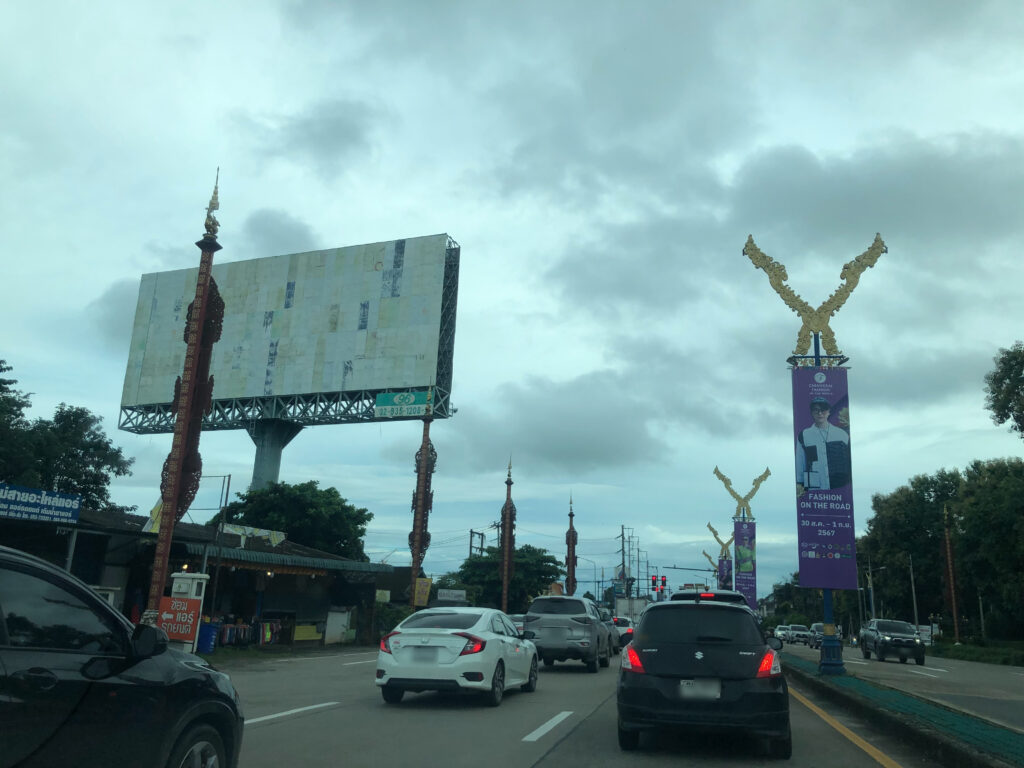 แม่สายเมืองสนธยา ขับรถขับราไม่มีระเบียบวินัยกันเอาเสียเลย เตือนภัยผู้ขับขี่ควรระวัง
1.ขับรถปาดหน้ากระชั้นชิดกะทันหันโดยไม่ส่งสัญญาณไฟใดๆทั้งสิ้น (กรณีนี้เกิดอุบัติเหตุขึ้นบ่อยมาก)
2.ขับรถคร่อมเลนส์ครองถนน 3.ขับรถพุ่งออกซอยมาตัดหน้ารถคันอื่นไม่มองซ้ายมองขวา
4.ขับขี่รถขณะใช้โทรศัพท์ ( โดยเฉพาะผู้ใช้รถจักรยานยนต์)
5.ขับรถจักรยานยนต์ – รถยนต์ ไม่สนใจไฟแดงไฟเขียว และให้ระวังช่องทางจุดกลับรถให้ดี ชอบตีวงเลี้ยวปาดหน้ารถคันอื่น
6.ส่วนรถจักรยานยนต์ – รถยนต์ – รถสามล้อสกายแล็บรับจ้าง โดยเฉพาะรถป้ายทะเบียนเมียนมา ให้ผู้ขับขี่เพิ่มความระมัดระวังเป็นพิเศษโดยอย่าขับขี่รถของท่านขับจี้เข้าใกล้
7.รถตู้ขนส่งสินค้าข้ามแดนที่ผู้ขับขี่เป็นคนเมียนมา ประเภทนี้ยิ่งหนักกว่าเดิม ขับเร็ว บรรทุกหนัก สภาพรถไม่พร้อมใช้ ควันดำ ขับรถไม่รักษากฎจราจร สภาพพร้อมปะทะ
จึงฝากเตือนภัยผู้ขับขี่ที่เดินทางมาจากต่างจังหวัด หรือในจังหวัดเชียงราย หรือว่าชาวแม่สายเองต้องระวังให้ดี เพราะทุกวันนี้อุบัติเหตุเกิดขึ้นวันละหลายๆ ครั้งในพื้นที่ อ.แม่สาย ทั้งๆ ที่ว่าเราขับขี่ถูกต้องตามระเบียนกฏจราจรแต่ต้องมาประสบอุบัติเหตุที่ไม่หน้าจะเกิดเหตุขึ้น.. ซึ่งที่ทางเจ้าหน้าที่ตำรวจจราจร สภ.แม่สาย ทั้งเตือนกวดขันและทั้งจับปรับ.. ก็ยังแก้ปัญหาบนท้องถนนเมืองชายแดนแม่สายไม่ได้ เพราะผู้ใช้รถบนท้องถนนมีหลายเชื้อชาติหลายชาติพันธุ์ ที่ไม่ปฏิบัติตามระเบียบกฎหมายจราจรบนท้องถนนเอาเสียเลย เหมือนว่าขับตามใจฉัน... ไม่สนใจใคร...
////////////////////////////
บก.เจี๊ยบแม่สายนิวส์ออนไลน์ /// รายงาน ///